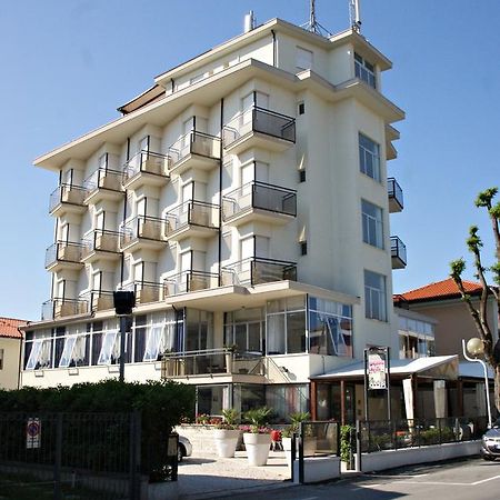 Hotel Goldene Rose リミニ エクステリア 写真