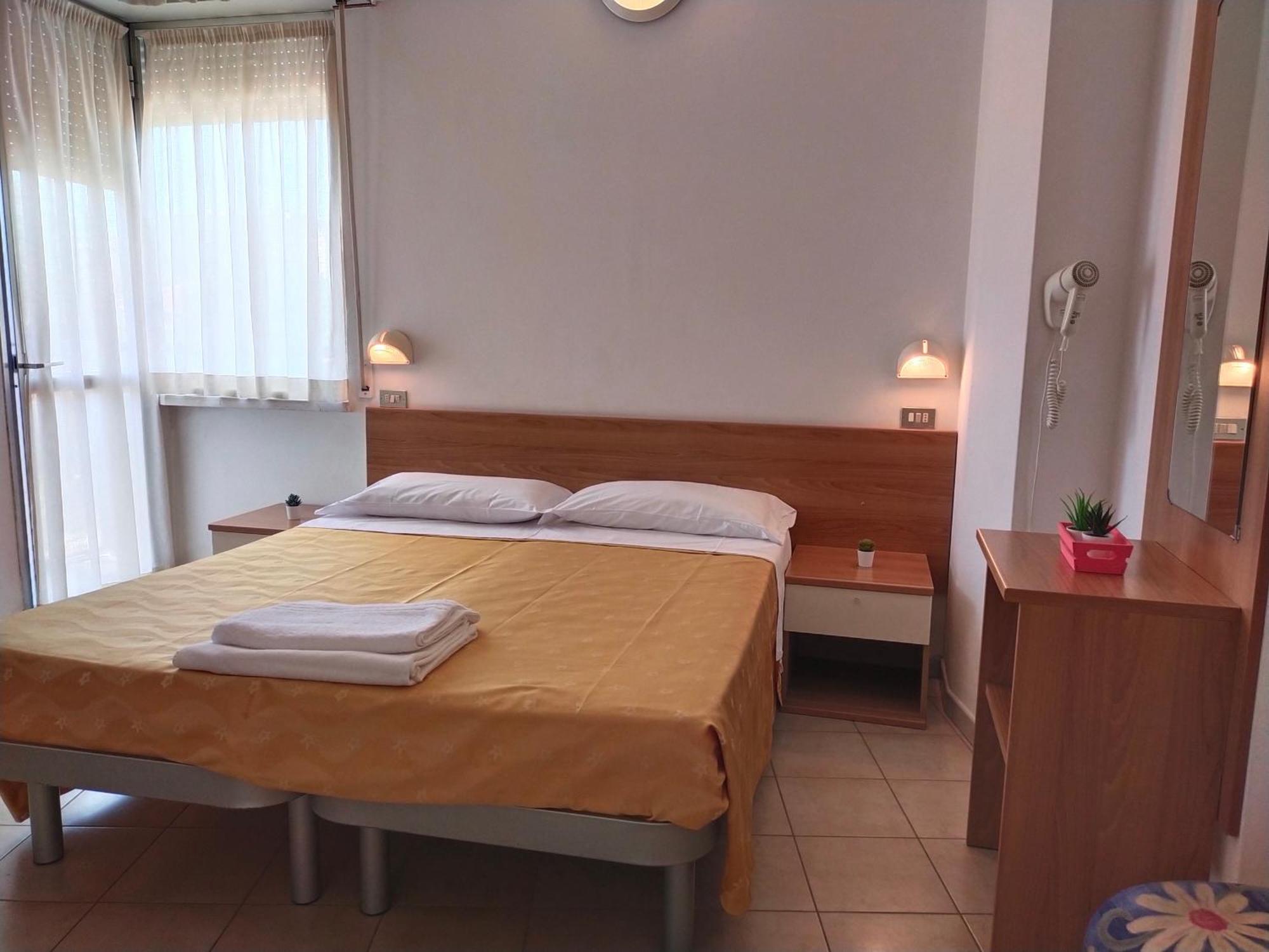 Hotel Goldene Rose リミニ エクステリア 写真