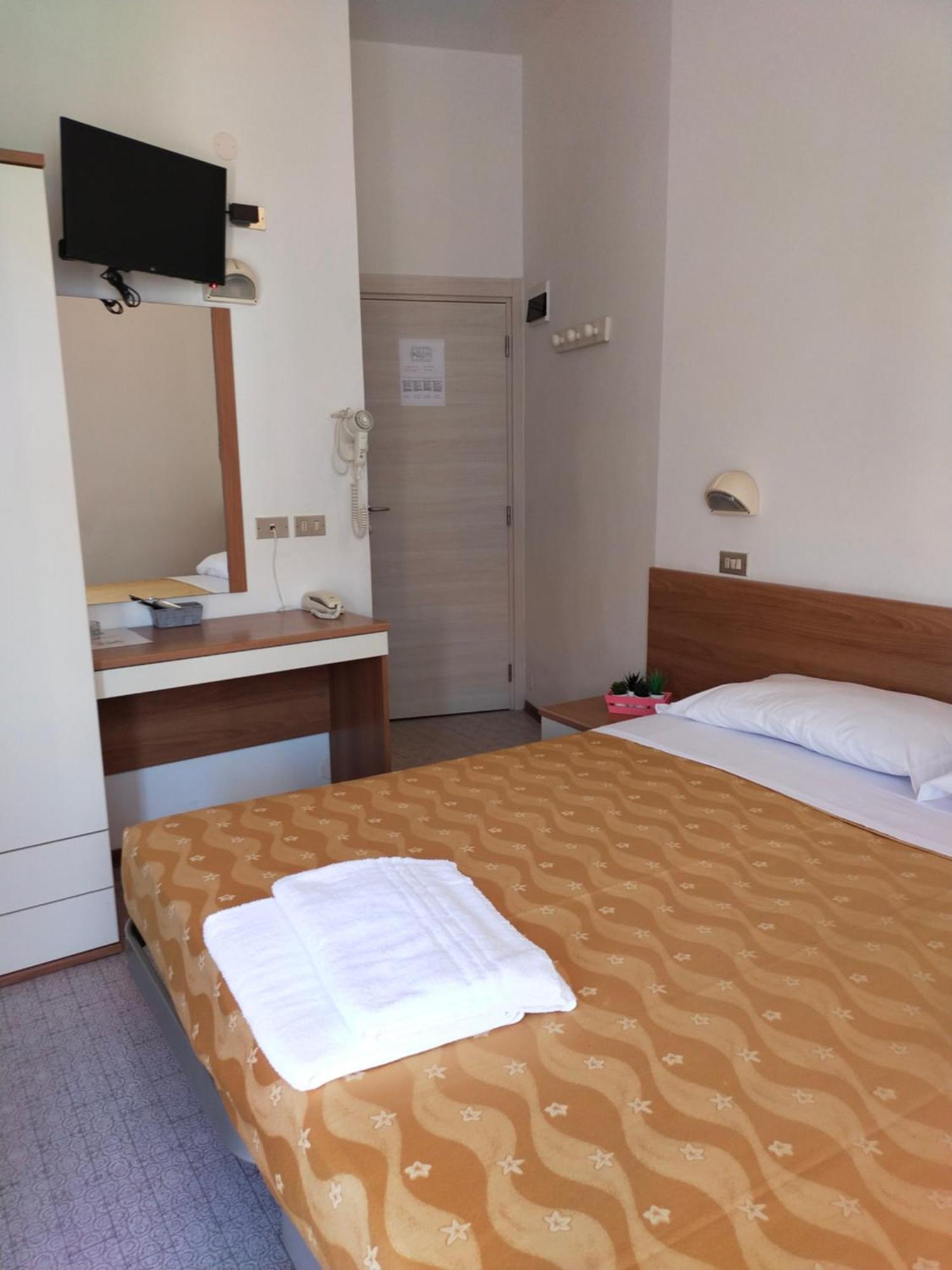 Hotel Goldene Rose リミニ エクステリア 写真