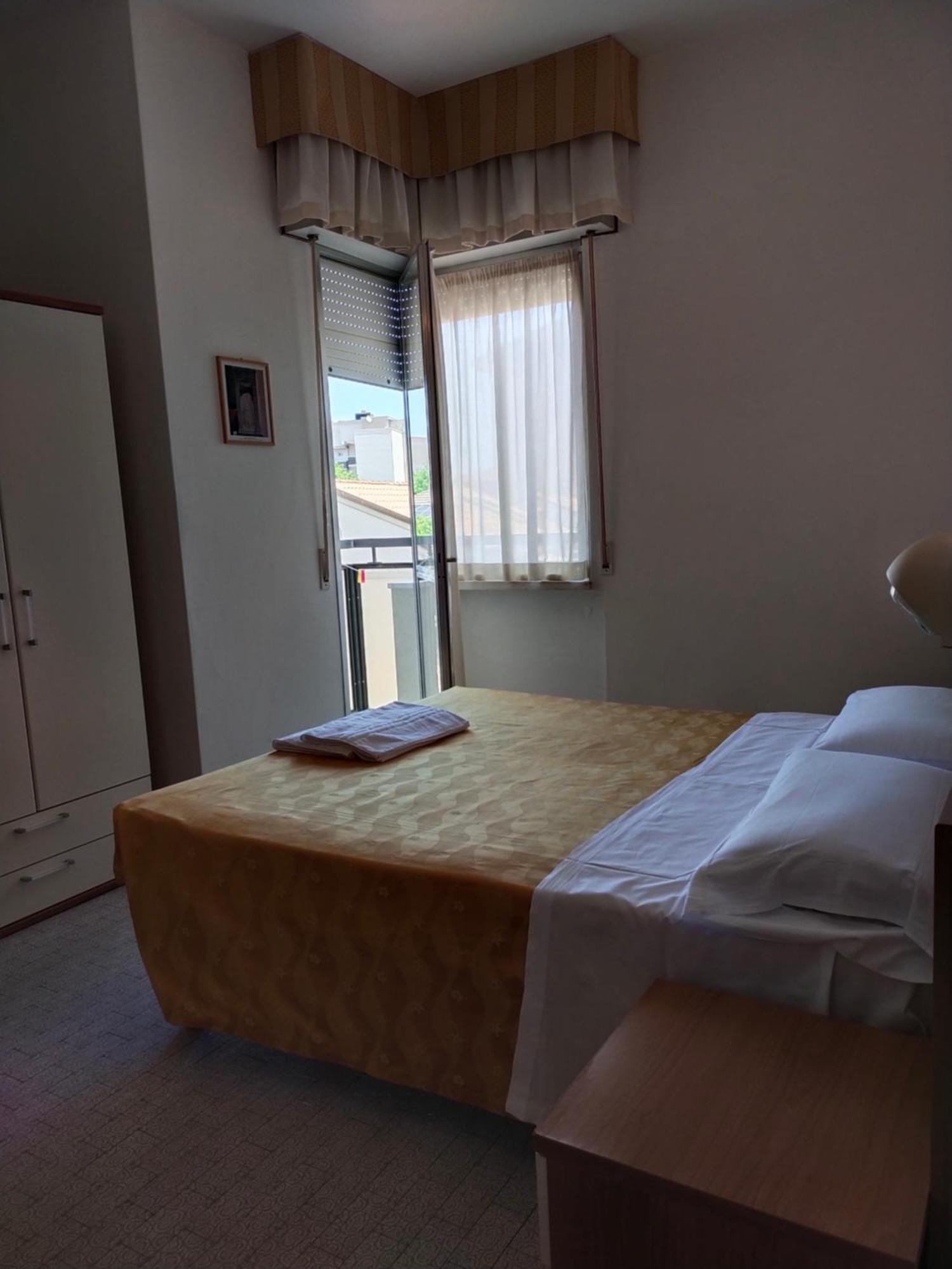 Hotel Goldene Rose リミニ エクステリア 写真