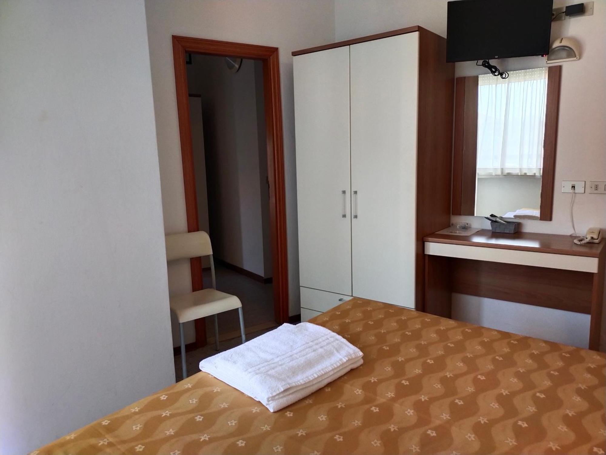 Hotel Goldene Rose リミニ エクステリア 写真