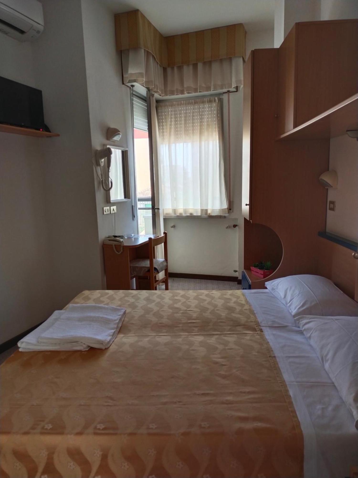 Hotel Goldene Rose リミニ エクステリア 写真