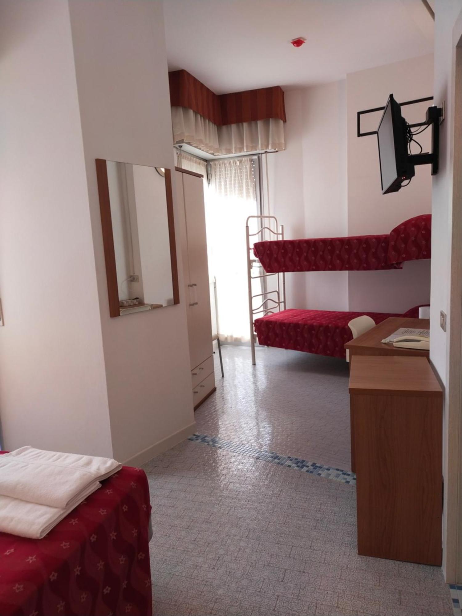 Hotel Goldene Rose リミニ エクステリア 写真