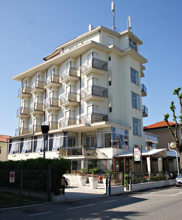 Hotel Goldene Rose リミニ エクステリア 写真