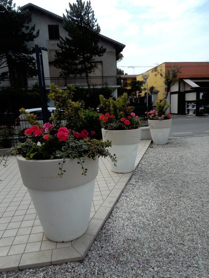 Hotel Goldene Rose リミニ エクステリア 写真