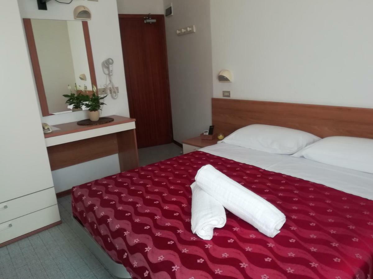 Hotel Goldene Rose リミニ エクステリア 写真